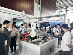 华龙工鸿工业操做系统发布PLC和具身智能工业机