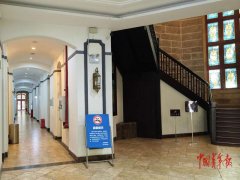 正在被轰炸过6次的讲授楼继续上课